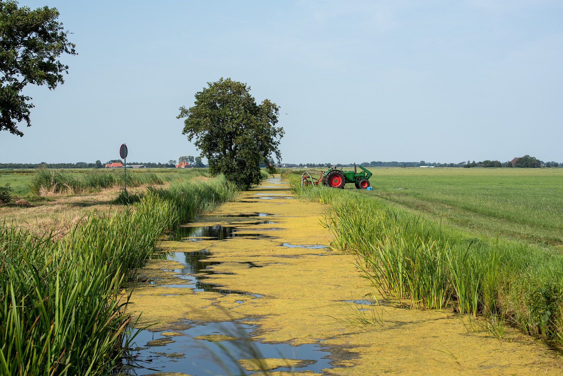 Tractor met landbouwgrond